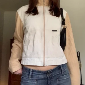 Beige jacka - Så cool vintage jacka i manchester med tygärmar, från okänt märke! Perfekt till våren/hösten 🤎Säljer vidare, köpt på plick men kommer för lite till användning 💛