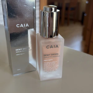 CAIA Dewy Drops Serum Foundation 20C - CAIA Dewy Drops Serum Foundation i nyansen 20C, kommer i en lyxig glasflaska med silvrig pump och matchande förpackning. Öppnad men aldrig använd då det var fel färg😍🤩