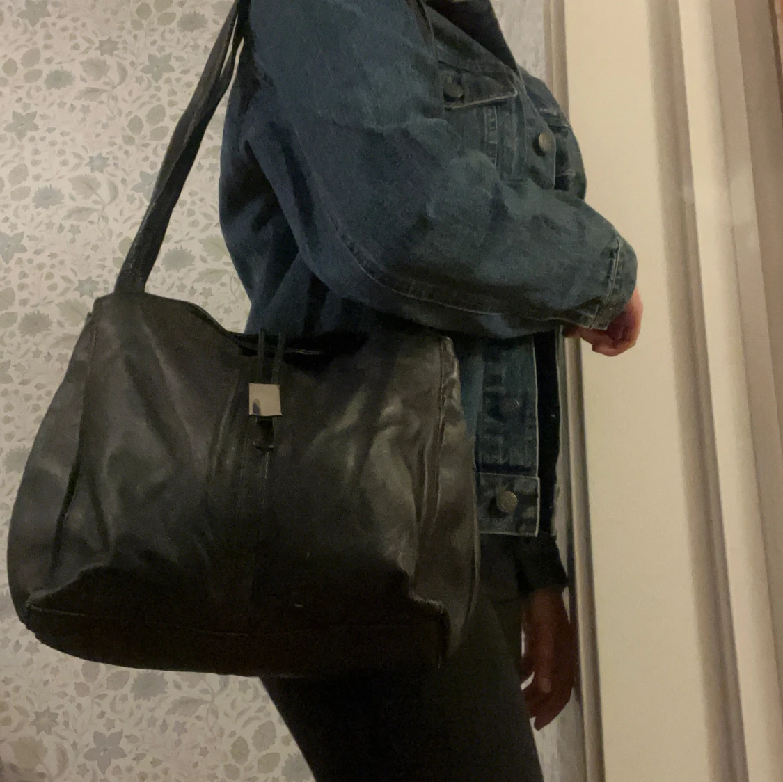 Svart axelväska i skinn