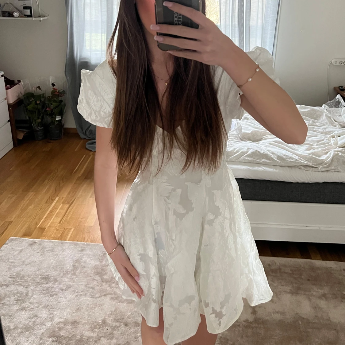 Vit klänning med puffärmar - 1