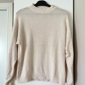 Beige stickad tröja från Club XPRS - Säljer en stilren beige stickad tröja från Club XPRS. Litet ”hårdare” material. 