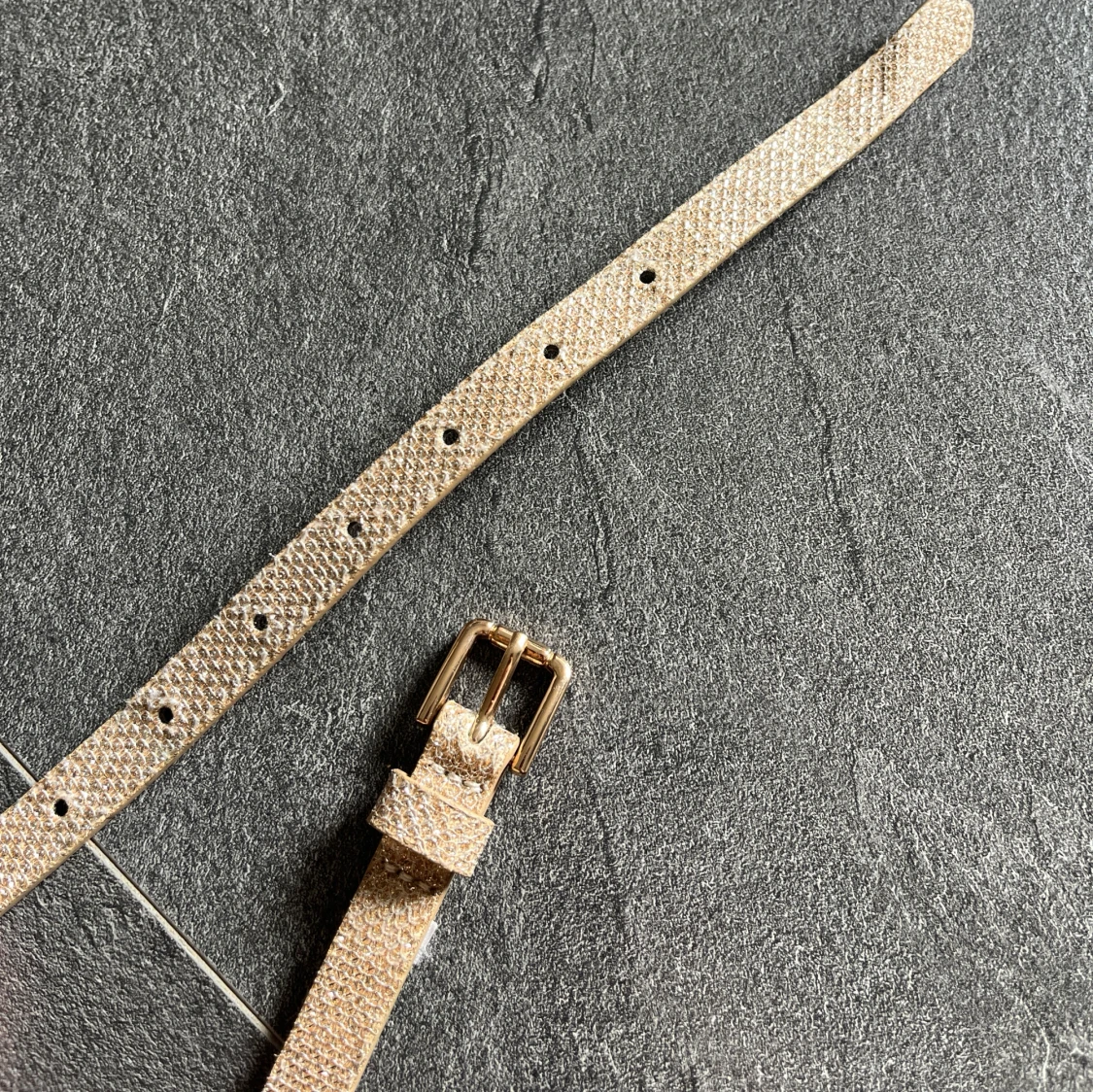 Glittrigt guldigt bälte