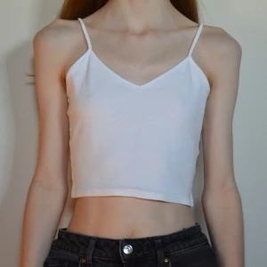 Vit ribbad linnetopp - Stilren, vitt linne, croppat. Använt några gånger men i fint skick. Säljer för att det inte passar mig. 