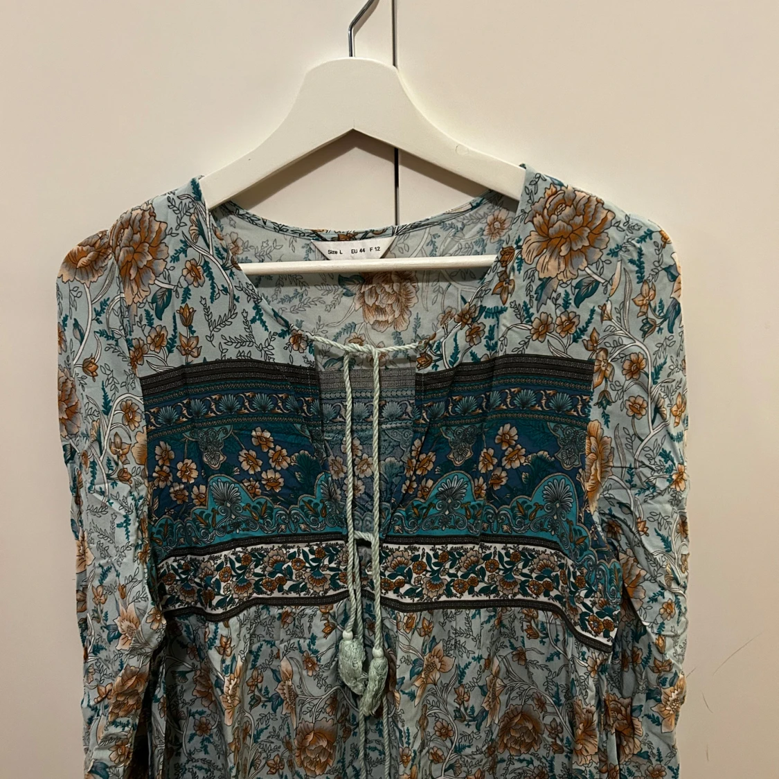 Blommig långklänning med knytband - 2