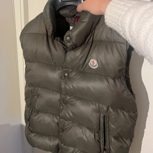 Grön dunväst från Moncler - Moncler TIB perfekt nu till våren size 3