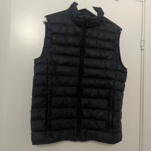 Dunväst - Snygg svart/mörk blå dunväst från Dressmann. Nypris 699kr.