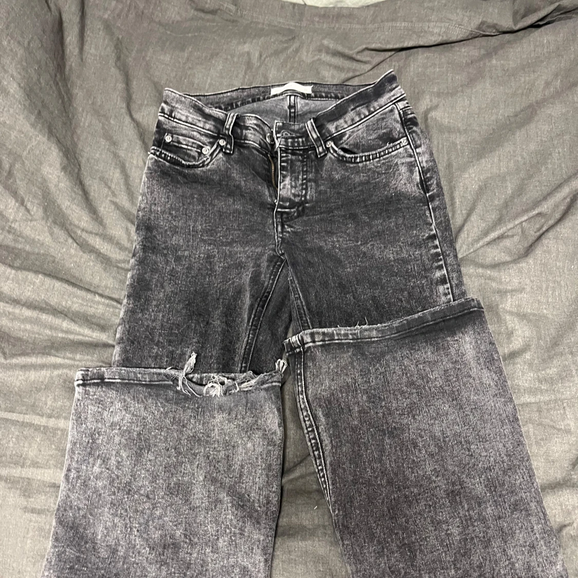 Grå jeans