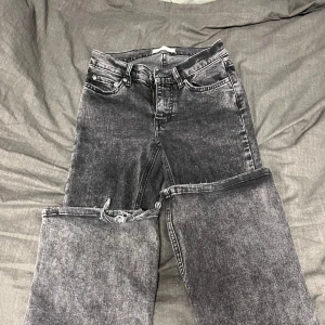 Grå jeans - Snygga grå jeans, dem är lite slitna längst ner men förövrigt är dem som nya