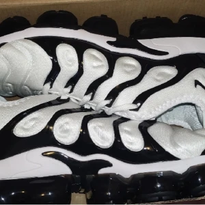 Nike Air Vapormax Plus - Helt nya vapormax plus skor, oanvända rekomenderar de starkt eftersom jag har ett par såna som är helsvart och de är riktigt sköna.