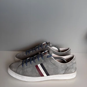 Moncler skor - Säljer ett par snygga Moncler skor i grå/ljusblå färg. Storlek 43,5 sitter stort!, cond 8/10 lite heeldrag men annars gott skick! Skorna är behandlade med vit skokräm och impregneringsspray! Tillkommer endast skor