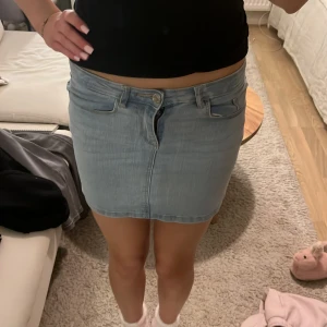 Ljusblå jeanskjol - Lågmidjad jeanskjol från ”Your Demin Your Rules” i stl 146/152, den passade mig i somras när jag hade XS! Inga defekter