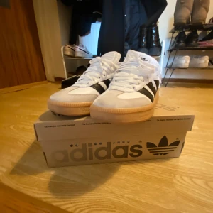 Adidas Samba XLG - Säljer ett par klassiska Adidas Samba XLG sneakers som jag har använt ett par fåtal gånger men måste sälja för att dem är för små  size us 9