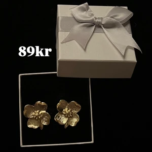 Guldiga blom örhängen  - 22kr frakt 💗 