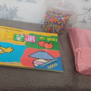 Färgglad målarbok för barn - En rolig och pedagogisk målarbok för barn med olika motiv att färglägga. Perfekt för att stimulera kreativitet och finmotorik. Boken har en färgglad framsida med illustrationer av frukter och leksaker.