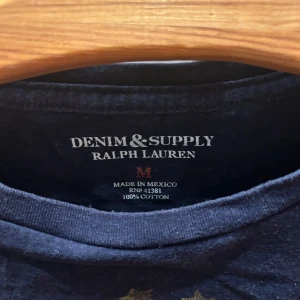 Ralph lauren Denim & supply t-shirt  - Säljer en blå Denim & Supply T-shirt i storlek M. Använd men i bra skick! Hör av dig vid mer funderingar 