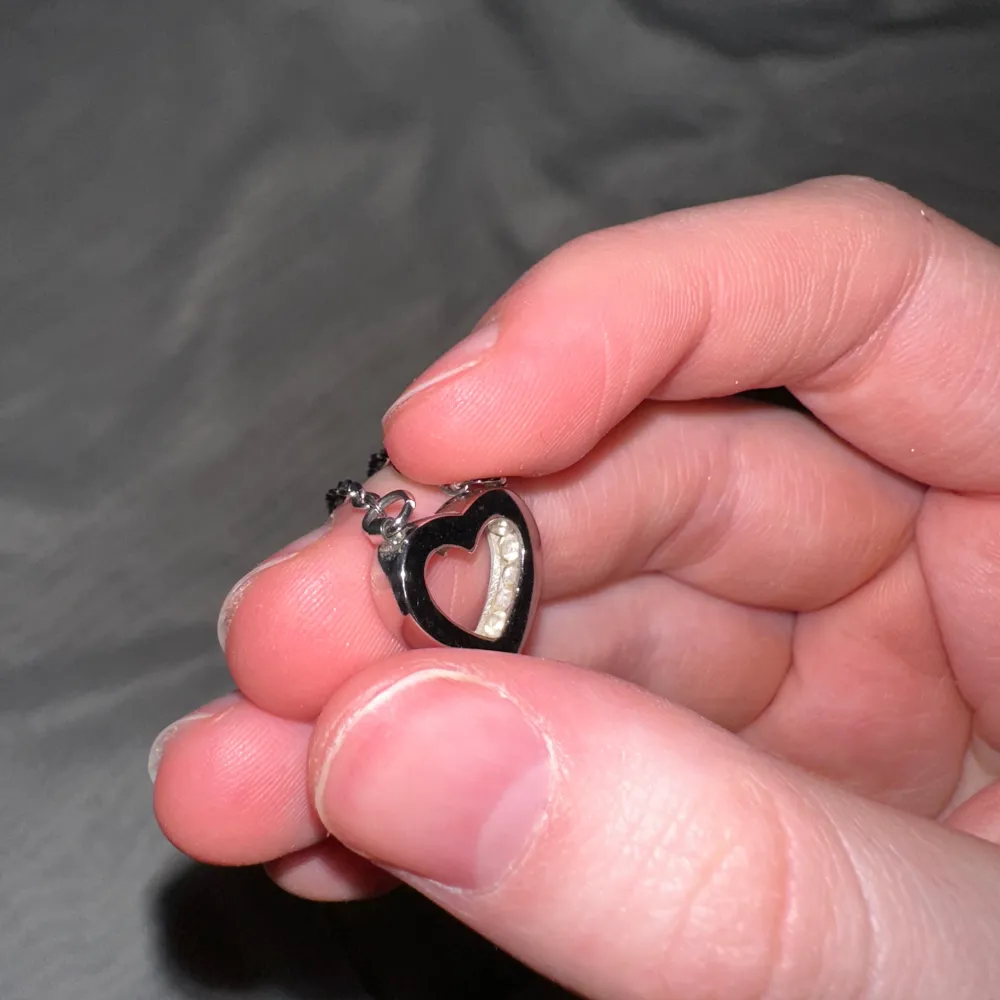Elegant silverhalsband från Edblad med ett stilrent hjärthänge. Perfekt för att ge en subtil touch av kärlek till din outfit. Kedjan är tunn och smidig, vilket gör den bekväm att bära hela dagen.. Asusteet.