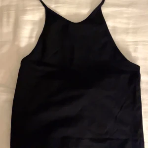Svart linnetopp från Bik Bok - Snygg svart linnetopp från Bik Bok med smala band som man knyter runt halsen och är öppen i ryggen vilket gör den väldigt luftig. Perfekt för en stilren look. Toppen är enkel och mångsidig, lätt att matcha med olika outfits. Endast använd ett fåtal gånger💕