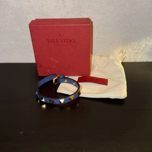 Valentino Armband  - Valentino Armband. Skick 9/10 - Box och Påse med följer - Alla Spikar är kvar - Inga Defekter/Skador - Lite smuts på boxen 