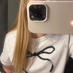 Halsband med söt pärla❣️ - As snyggt halsband min mamma har gjort ( äkta silver ) då hon jobbar med smycken, fick det av henne i present men har börjat gilla mer guld smycken så har inte fått så stor användning av det tyvärr❤️