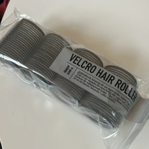 Grå Velcro hårspolar - Säljer ett set med grå Velcro hårspolar. Perfekta för att skapa volym och lockar utan värme. Lätta att använda och skonsamma mot håret. Kommer i en praktisk förpackning.