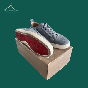 Christian Louboutins utan spikar - Säljer nu dessa riktigt feta ljusblå Loubs utan spikar. De är tillverkade i mocka. Skorna är i väldigt bra skick utöver att det finns skrapmärken på sulan. De kommer med box, skopåse och kvitto. Tveka inte på att höra av dig vid frågor!