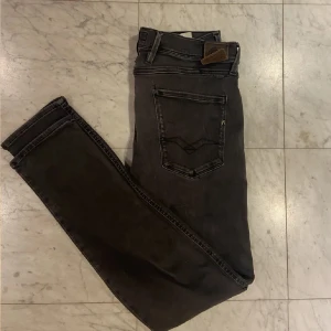 Replay Anbass - Tja! Jag säljer nu mina replay anbass jeans, som är i mycket bra skick, förutom att lappen där bak lossnat men det är inget som syns vid användning! Storlek:33, pris: 349, nypris 1200. Hör av dig vid minsta fundering!
