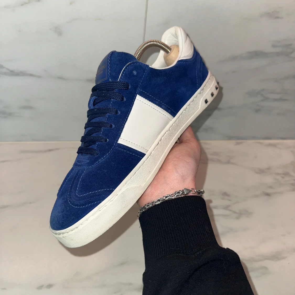 Blå och vita sneakers från Valentino - 3