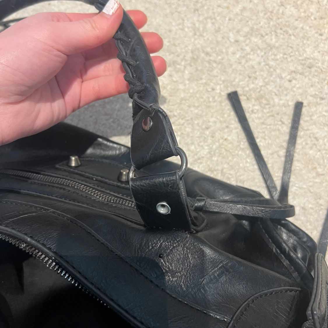 Svart väska med nitar - 3