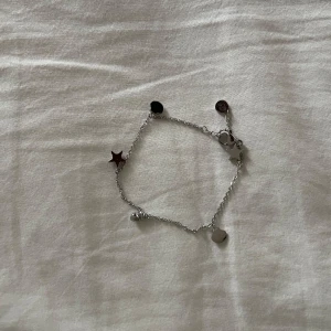 Silverfärgat armband  - Säljer ett silver armband från Edblad som är i mycket bra skick då jag inte har använt den så mycket. Armbandet är tänkt för barn då det är litet i storlek💕