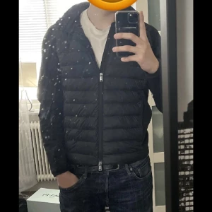 Ralph lauren vårjacka - Säljer nu min Ralph Lauren cardigan-jacka. Den är i gott skick. Skriv för mer bilder eller frågor. Storlek S men funkar absolut också för de som har M