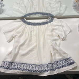 Blus - En söt blus som är väldigt skön och luftig. Köpte den i Thailand för 2 år sen men har inte använt den på ett tag💕