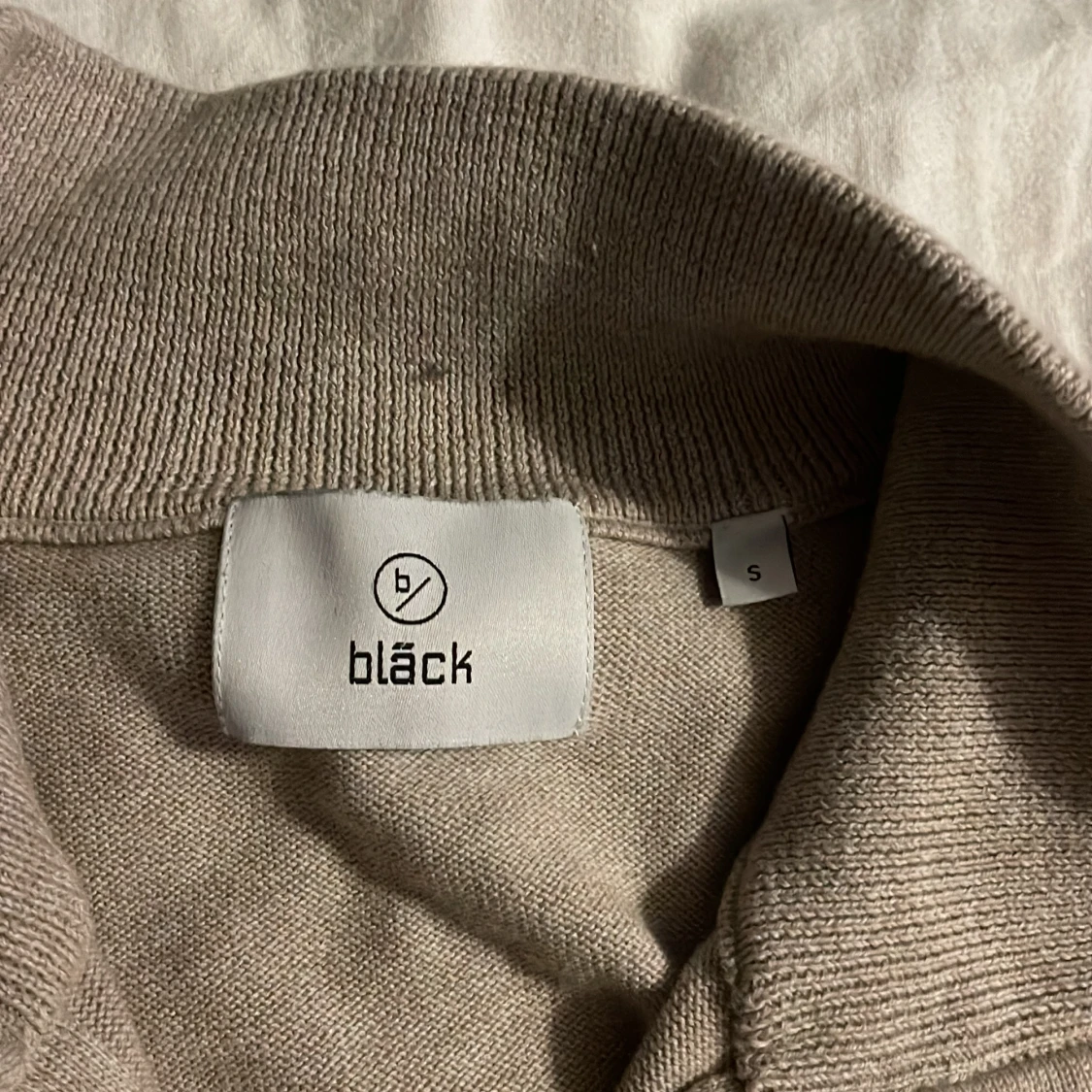 Beige tröja med dragkedja från Bläck - 3