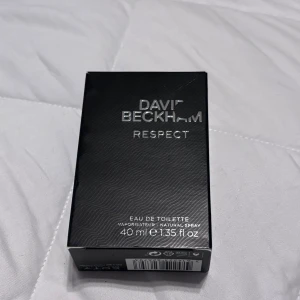 David Beckham Respect Eau de Toilette - Säljer en elegant och maskulin Eau de Toilette från David Beckham, kallad Respect. Flaskan är i en stilren silverfärg med vågformade detaljer och rymmer 40 ml. Perfekt för den som vill ha en sofistikerad doft. Jag har max använt den i 3 gånger