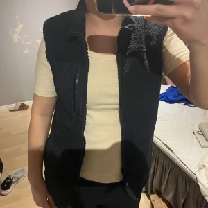 Blå teddyväst - Kommer inte till användning 