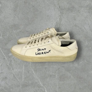 Saint Laurent Court SL/06 41 - Sällsynta Saint Laurent skor med broderad text  -  använda enstaka gånger och i mycket bra skick - storlek 41 - nypris ~7000kr - enbart skorna medföljer - hör av dig vid frågor!