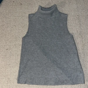 Grå ärmlös polotopp från Zara - Säljer en stilren grå ärmlös polotopp från Zara. Passar utmärkt till både jeans och kjol. 💞
