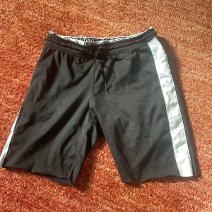 Svarta träningsshorts från SOC - Säljer ett par svarta träningsshorts från SOC. Bra skick! Storlek 152 passar mig som är xs.