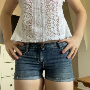 Mörk blå jeans shorts - Säljer dessa jeans shorts då de börjar bli försmå. De är köpta second hand och midjemåttet är 33 cm tvärs över. Kontakta mig privat vid frågor eller liknande.