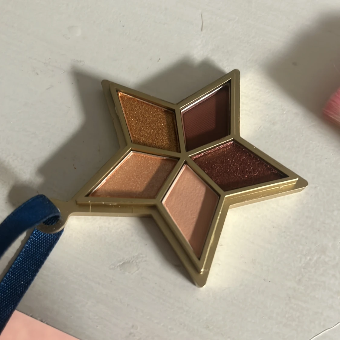 Sminkset med highlighter, ögonskugga och borste - 1