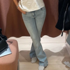 Jeans - Snygga utsvängda ljusblåa jeans! Slutsålda. Köpte för ett tag sen men som nya. 