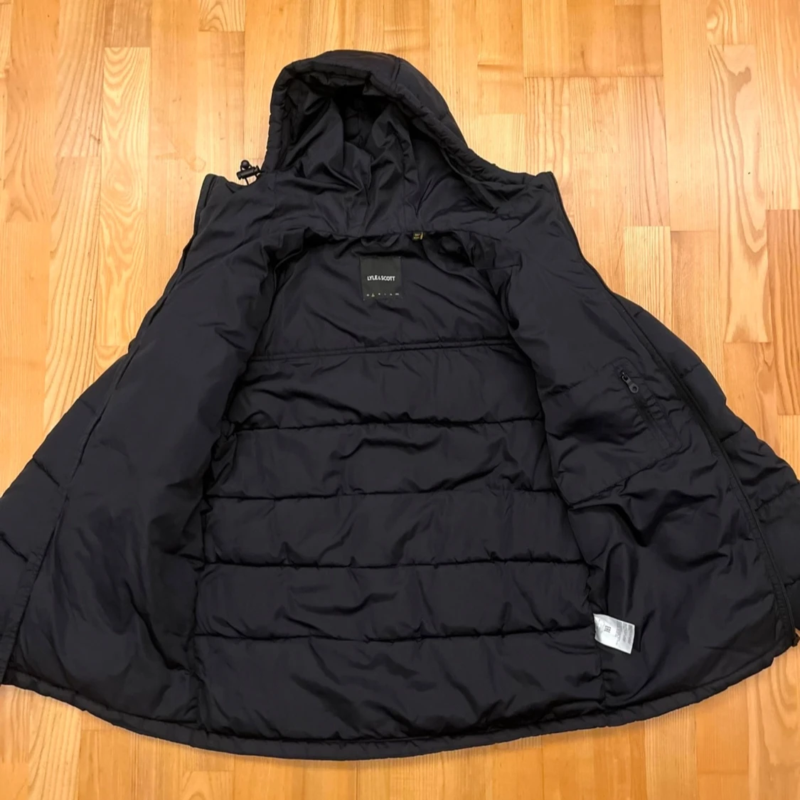 Svart pufferjacka från Lyle & Scott - 2