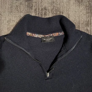 Sand copenhagen halvzip - Säljer en mycket stilren halv zip tröja från sand kopenhagen gjord på 100% merinoull i en mycket fin mörkblå färg. Köpte tröjan i somras och är i mycket bra skick. Tröjan tvättades dock i för hög värme och krympte, skulle säga att den är xs nu.                                                                                Nypris ligger på ca 1,500kr