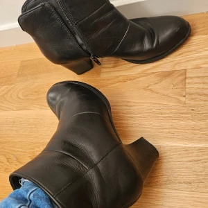 Ella of Sweden stövletter med dragkedja  - Väldigt lagom klack som gör dom bekväma att gå i 😊 dom har fått nån repa, se bild. Samt lite gångveck, dom syns inte lika bra när man har på sig skorna. Kom med bud om det är för dyrt