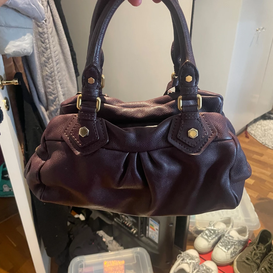 Marc Jacobs Mörklila handväska med gulddetaljer - 3