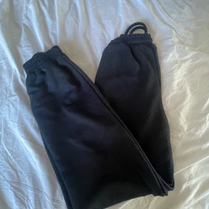 Svarta mjukisbyxor från AsYou - Säljer ett par svarta mjukisbyxor från AsYou. Lite noppriga. 