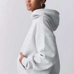 Grå hoodie från Gina tricot  - Säljer en stilren och bekväm grå hoodie med en rymlig passform. Perfekt för en avslappnad look. Den har en stor huva och långa ärmar, vilket gör den idealisk för kyligare dagar. OBS!Har ett par mjukis i samma för vid köp av båda 70kr.