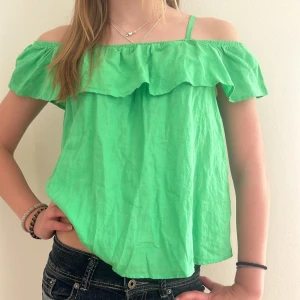 Sommar topp - Super söt neon grön sommar topp💚+ ser ännu bättre ut när man är brun! Pris kan diskuteras!