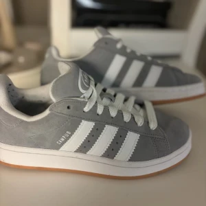 Grå Adidas Campus sneakers - Snygga grå Adidas Campus. Ny köpta och nästan aldrig använda. Alltså är skorna i nytt skick typ. 