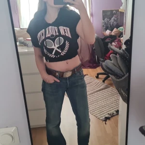 Svart huvtröja - Säljer nu denna svarta huvtröja från FB sister. Den är i storlek S. Pris kan diskuteras. Skriv om ni har några frågor💞