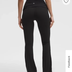 Lululemon flare tights - Svarta flare tights från lululemon. Aldrig använda och lappen är kvar. Storlek 4, motsvarande xs. Passar bra på mig som är 162 och brukar ha xs i byxor.